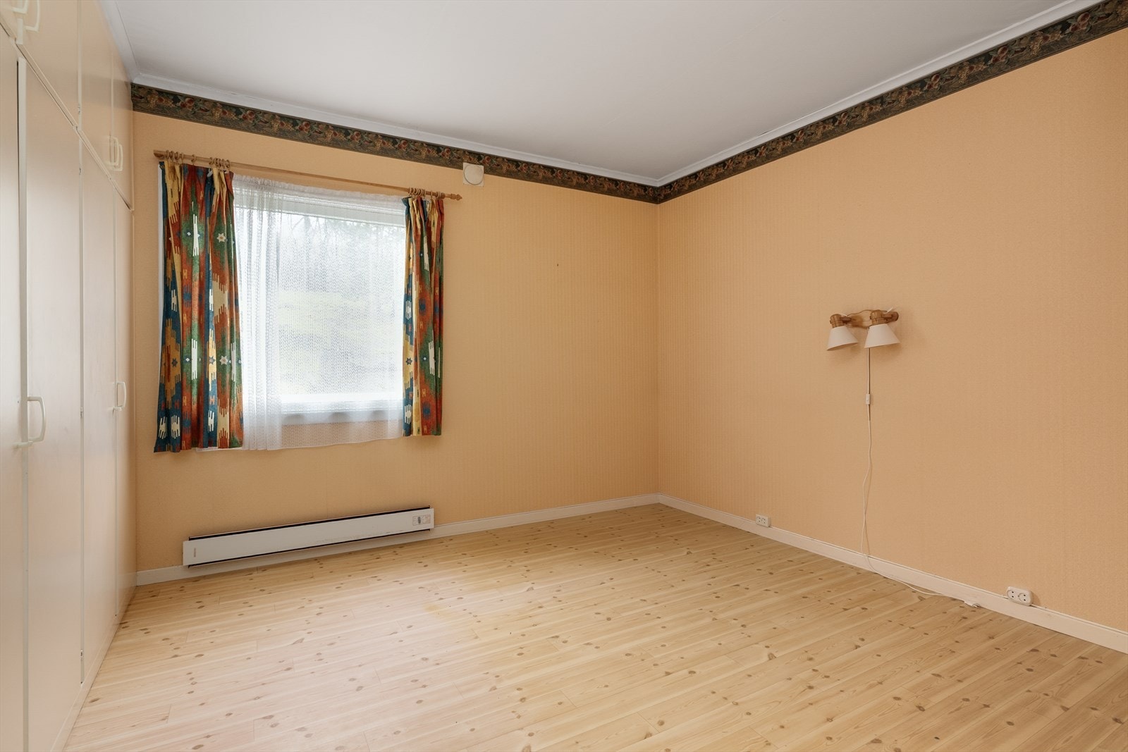 Boligen har tre gode soverom, alle beliggende i hovedetasjen. Galleribilde