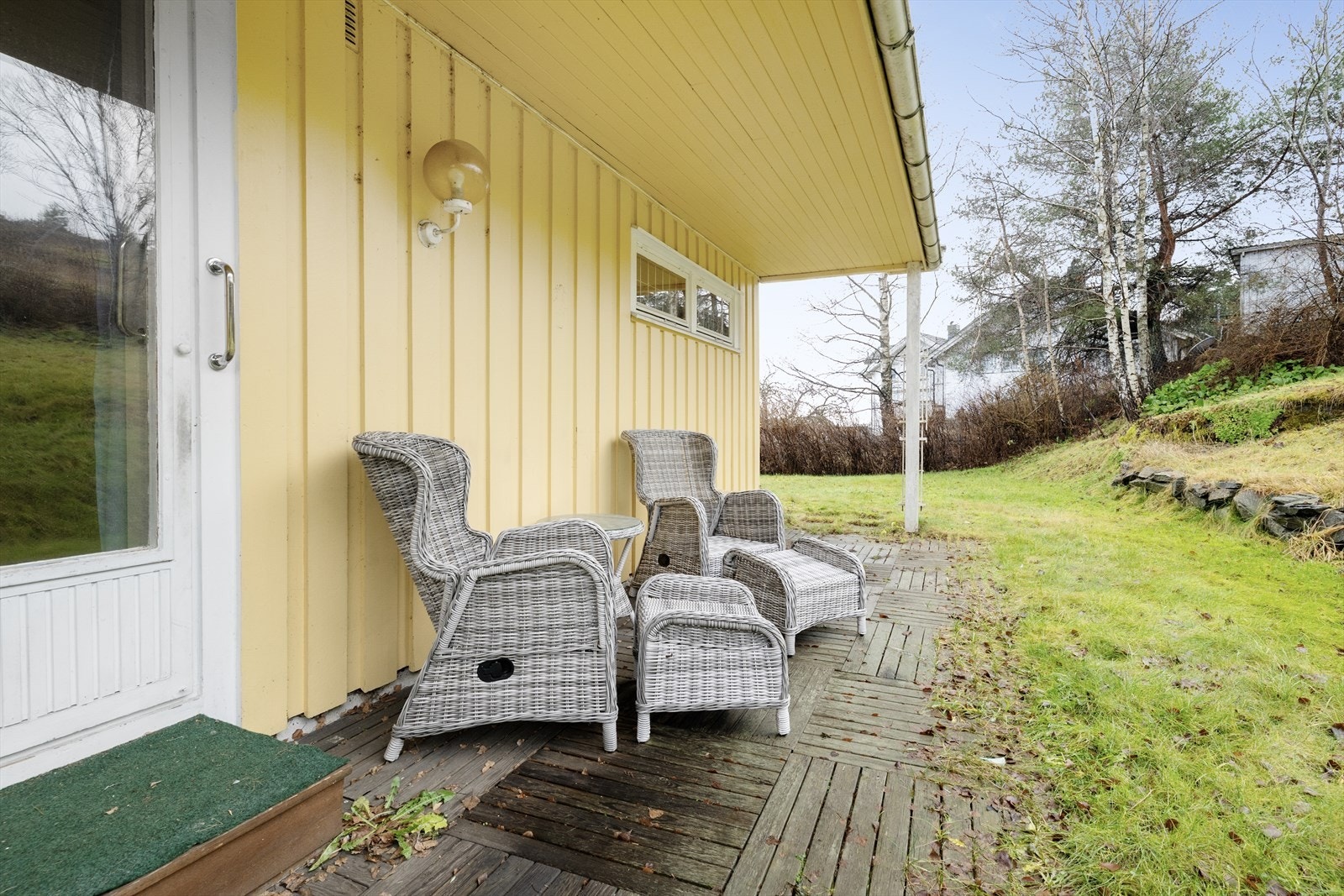 Det er også en lun og skjermet uteplass mot vest, som ligger delvis under tak. Herfra er det adkomst inn til et av boligens 3 soverom. Galleribilde