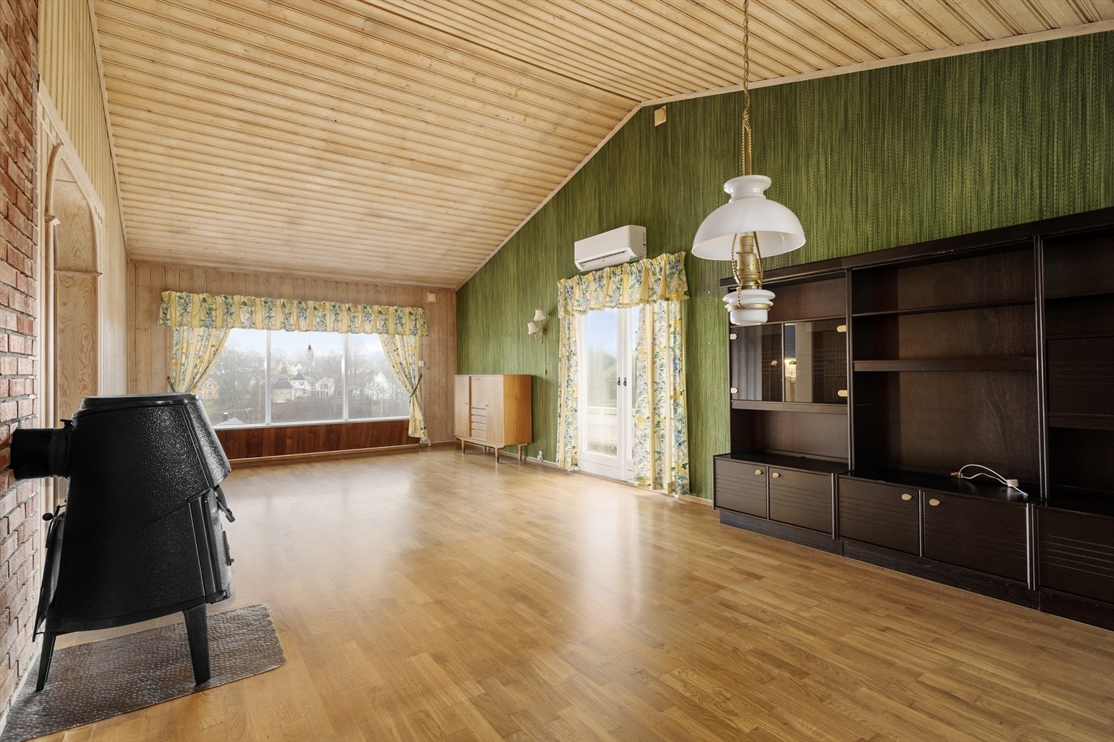 Stua har gode soner for møblering, og sentralt i rommet er det installert vedovn for lun varme på kjølige dager. Galleribilde