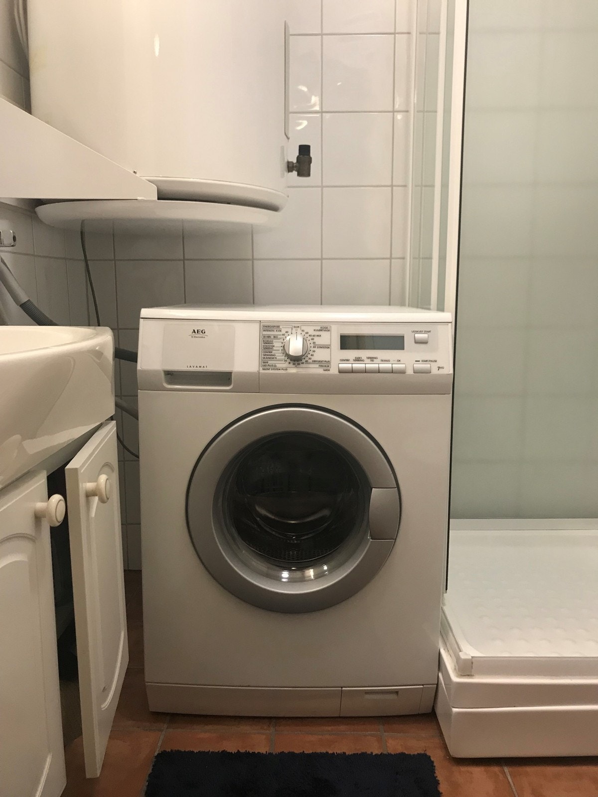 Vaskemaskin på badet Galleribilde