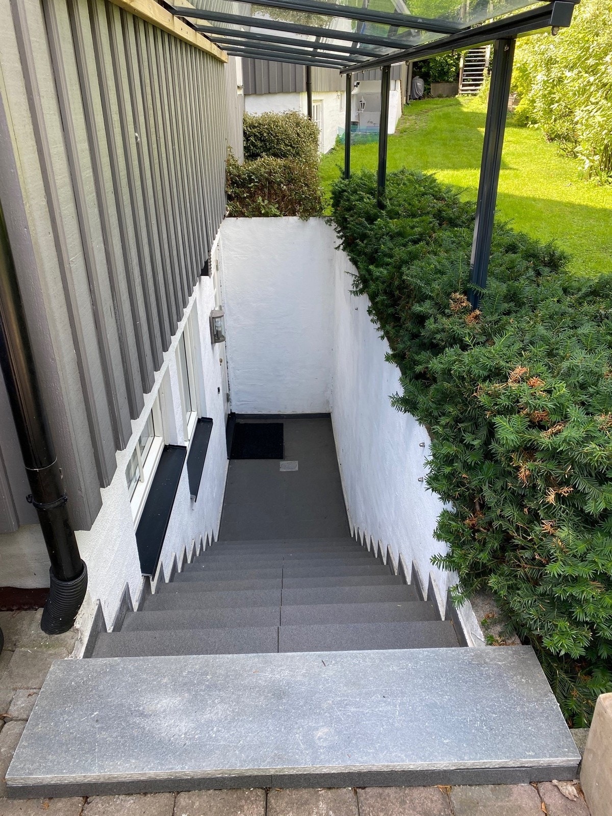 Nyere inngangsparti ned til leiligheten Galleribilde