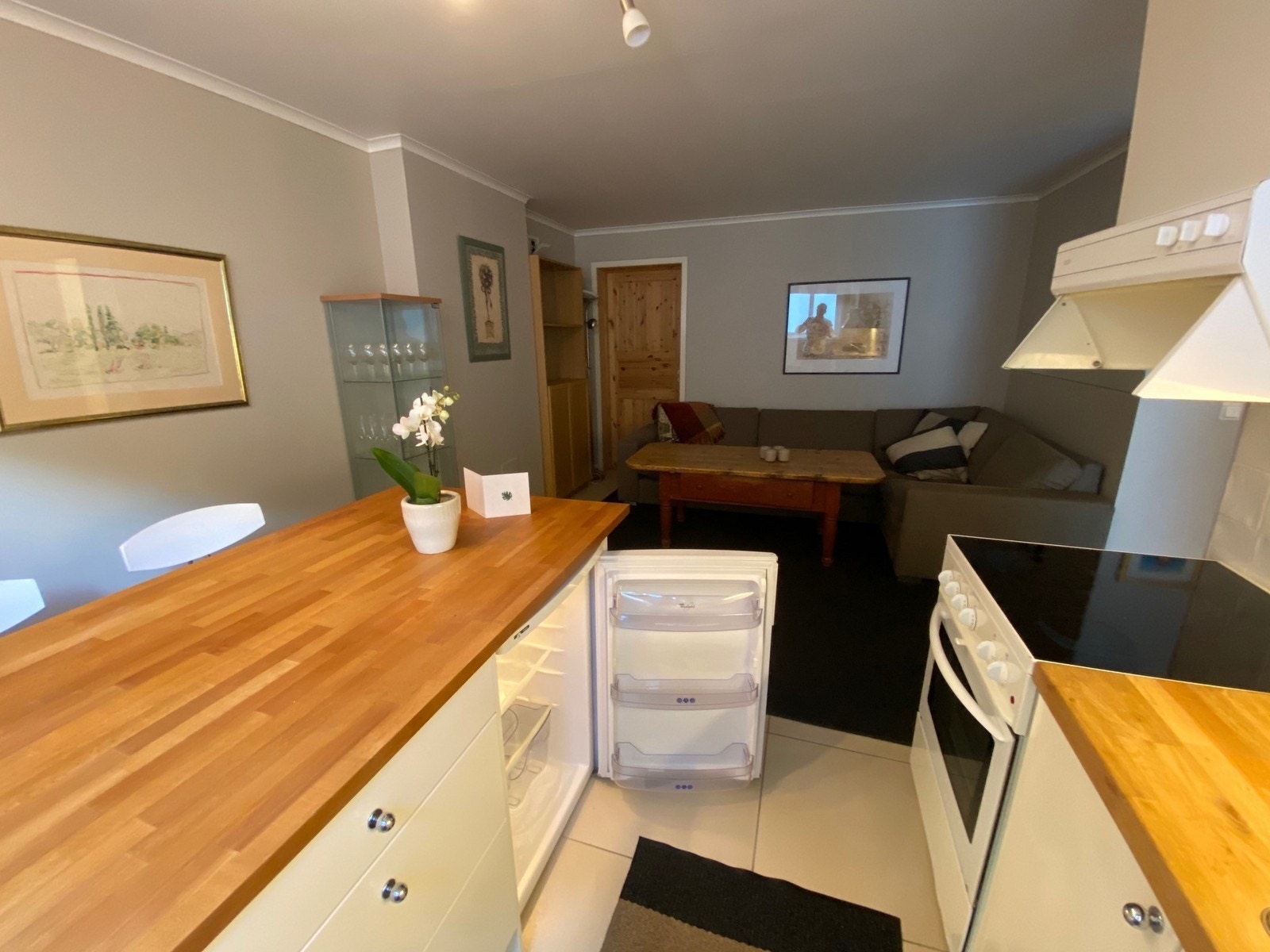 Nyere kjøkken benkeplate i eik - åpent mot stue Galleribilde