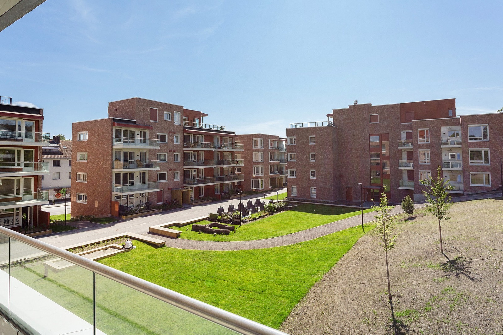 Hyggelig utsyn fra balkongen over fellesområdene Foto: Christofer Svensson/Diakrit Galleribilde