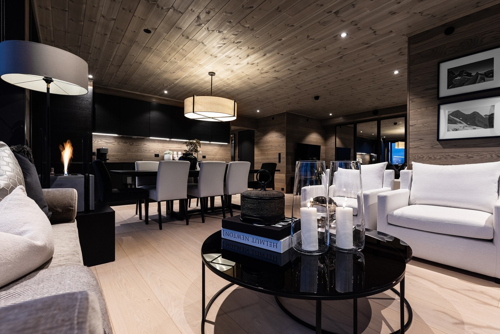 Stue og kjøkken er designet i delikate og tidsriktige farger som smelter elegant sammen, og skaper en åpen, harmonisk atmosfære. Galleribilde