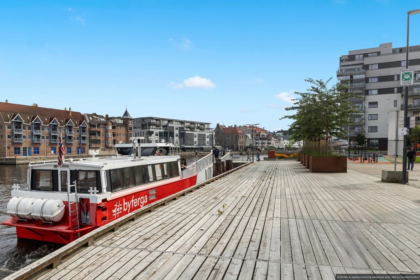 Koselig brygge i Fredrikstad sentrum med byferger Galleribilde