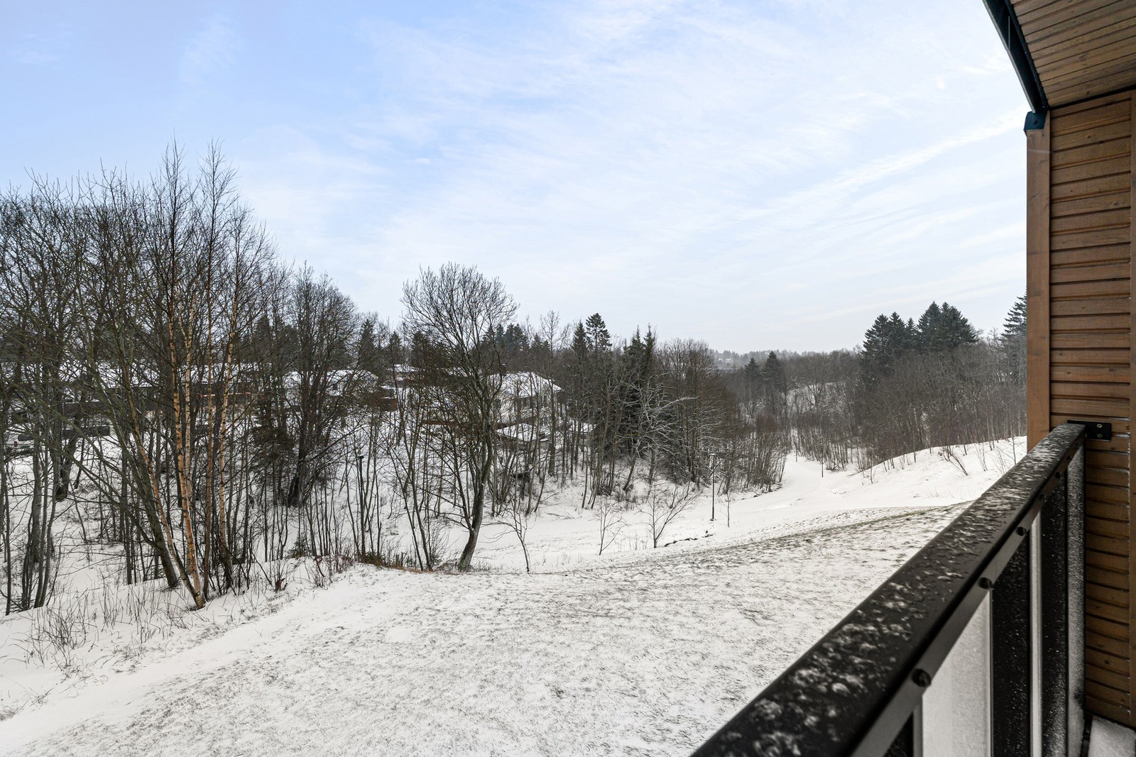 Leiligheten har et behagelig inneklima med balansert ventilasjon og vannbåren oppvarming med fjernvarmetilknytning. Galleribilde
