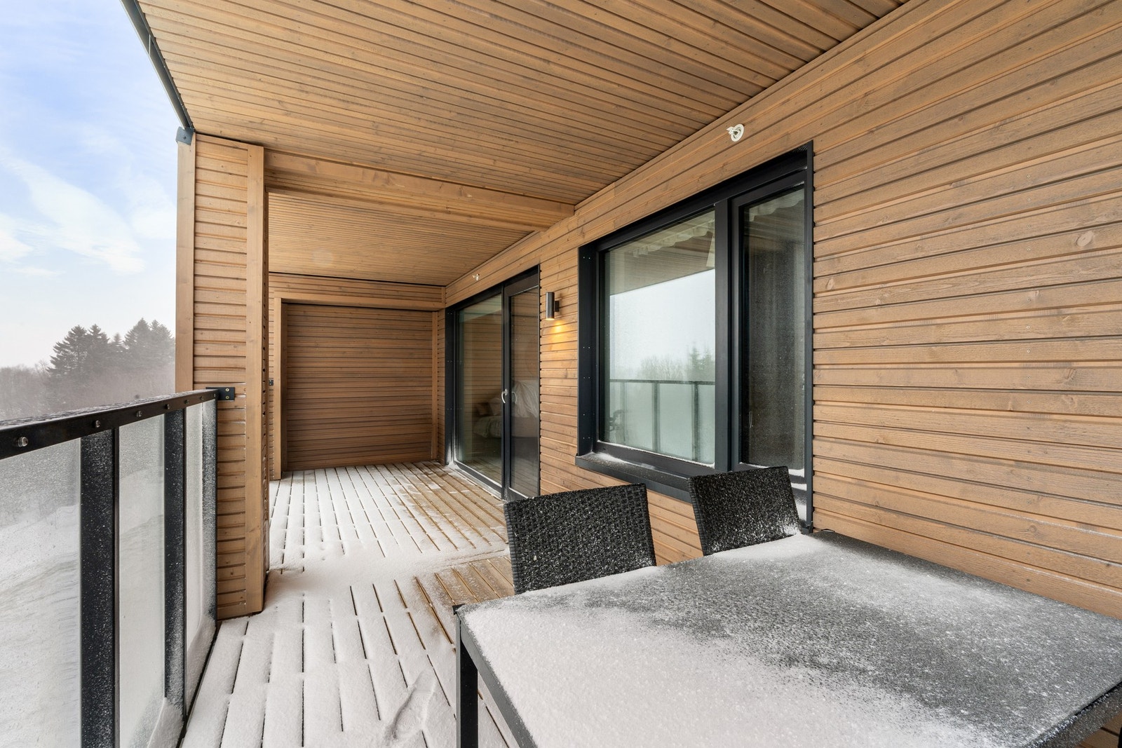 Fra stuen er det dirkete utgang til en stor vestvendt balkong. Galleribilde