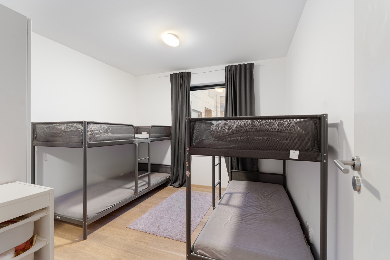 Soverom to på hele 11 m², god plass til dobbeltseng, samt ulike garderobeløsninger. Galleribilde