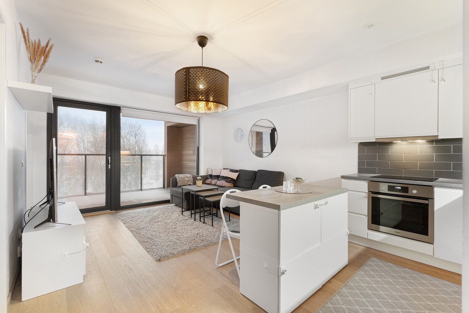 Leiligheten har en åpen stue- og kjøkkenløsning på 20 m², med et moderne kjøkken som byr på rikelig skap- og benkeplass. Galleribilde