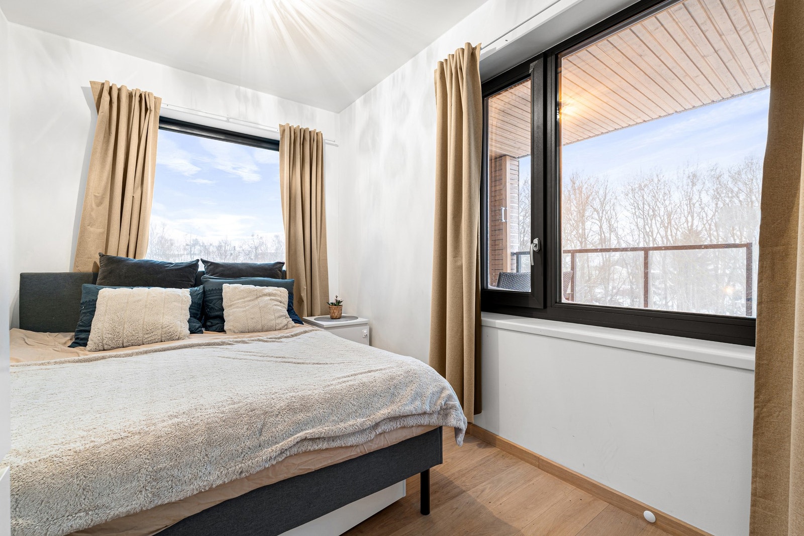 Lekkert hovedsoverom på 7 m² med god plass til dobbeltseng. Galleribilde