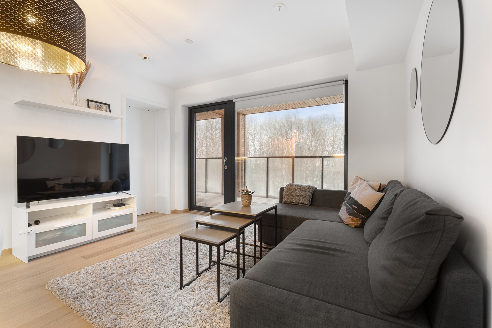 Boligen preges av generøse vindusflater som gir fantastisk lysinnslipp og en følelse av romslighet. Galleribilde