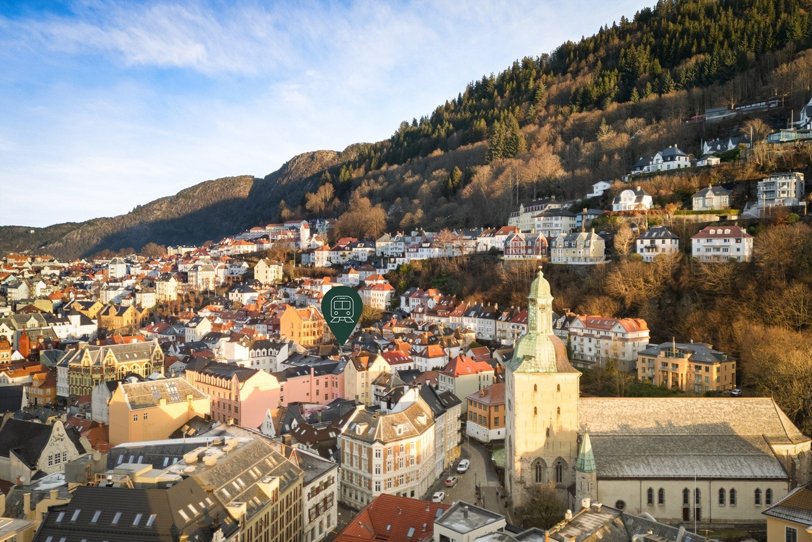Kort vei til fantastiske turmuligheter, markøren på bildet viser nærhet til nedre stasjon av Fløibanen som tar deg til toppen på ca. 6 minutter Galleribilde