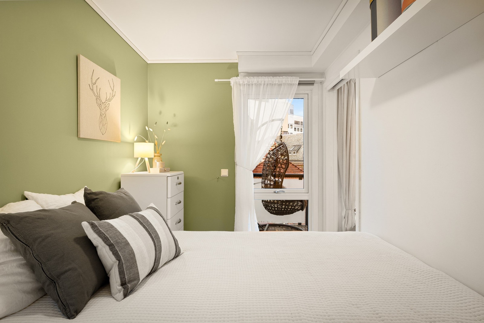 Soverommet har 2 dører inn fra stuen. Et såkalt "Laila" soverom som er veldig praktisk Galleribilde