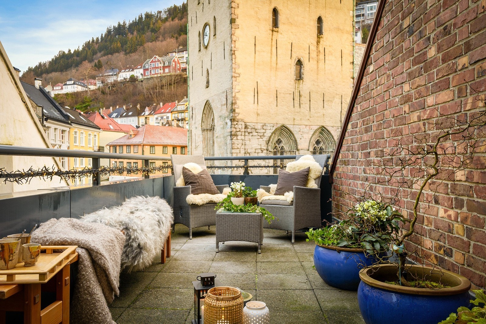 Fantastisk å kunne starte dagen med morgenkaffen i solen på denne lune og fine uteplassen som er på hele 14 kvm Galleribilde