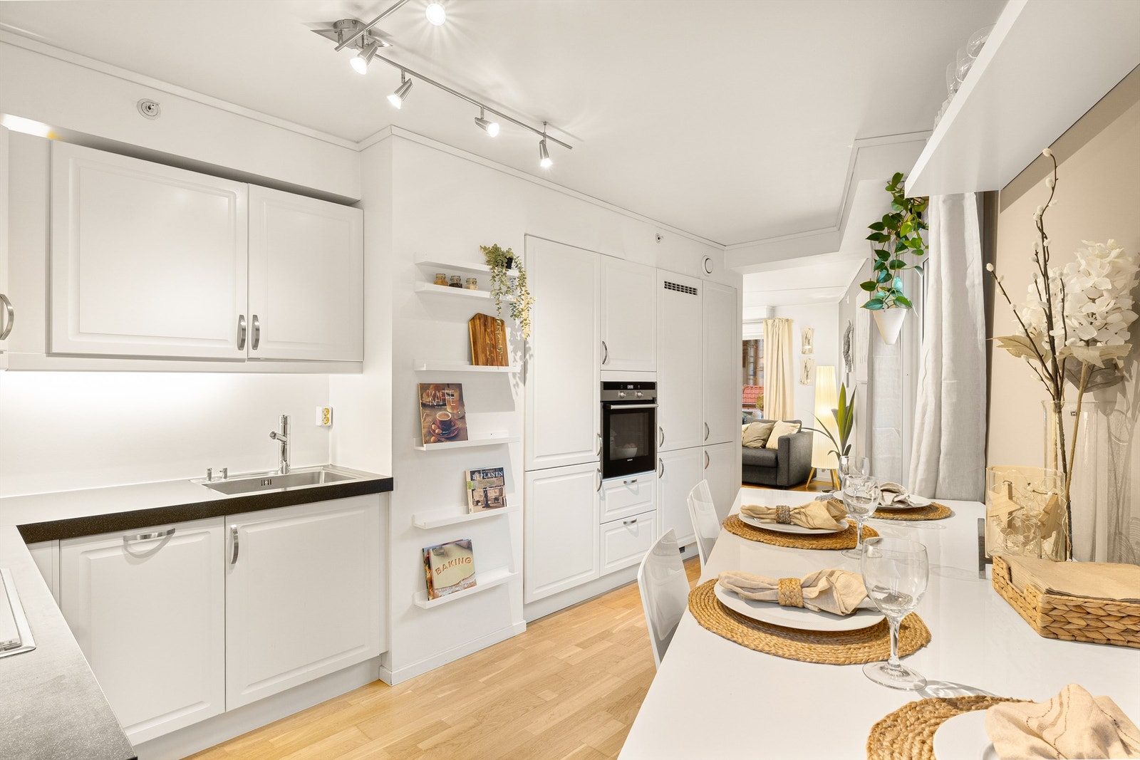 Kjøkkenet ligger tilbaketrukket fra stuedelen, og har plass til spisebord med pådekning til 4 personer Galleribilde