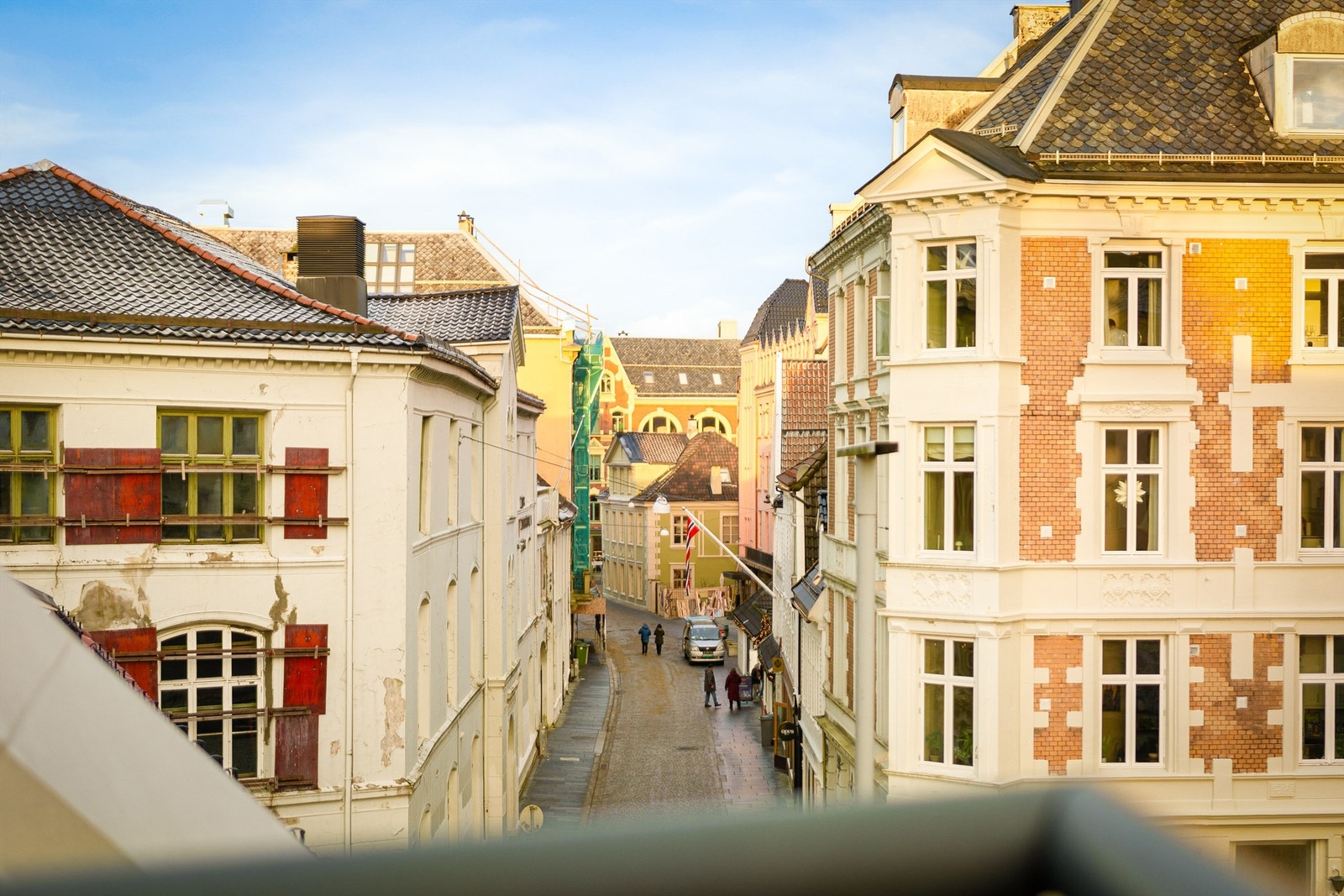 Utsikt fra terrassen over gaten som går videre ned mot Vetridsallmenningen ved Fisketorget Galleribilde