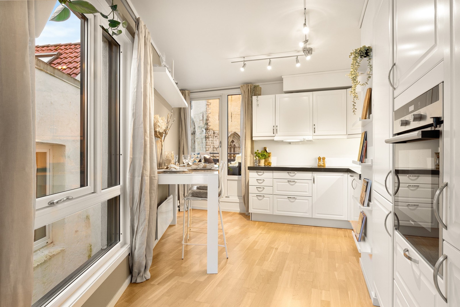 Integrert stekeovn, platetopp med komfyrvakt, oppvaskmaskin og kjøleskap med fryser i tillegg til ventilator i overskap Galleribilde