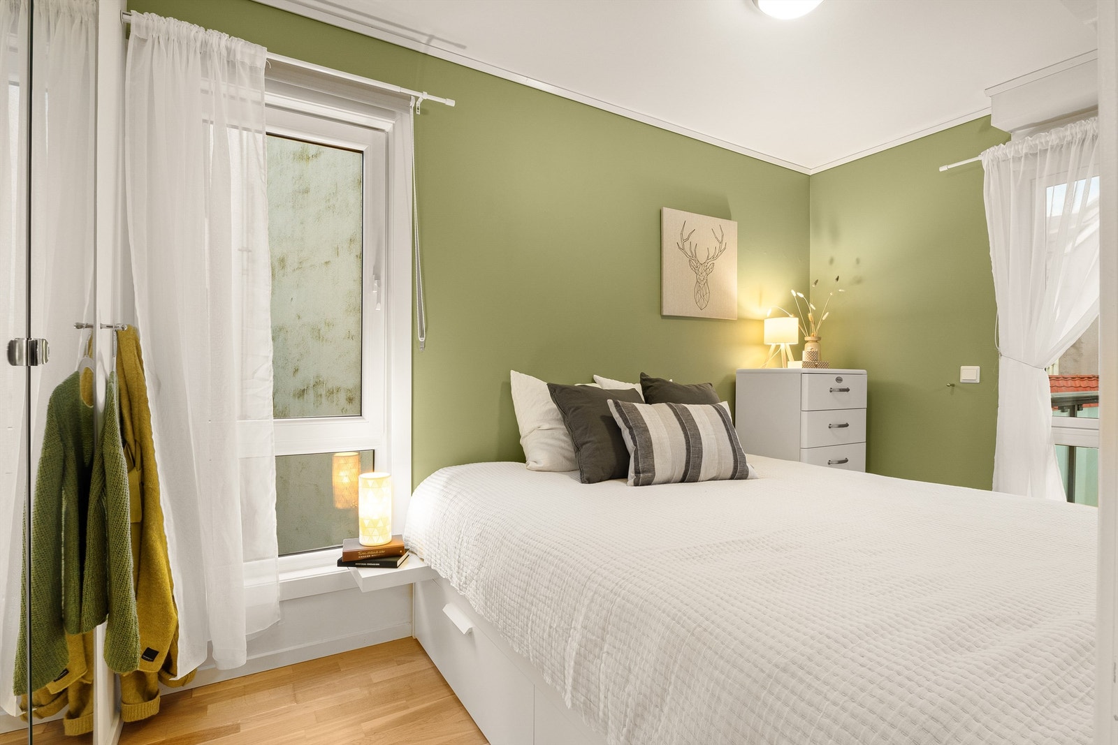 Soverommet som er vendt mot bakgården, er romslig med gode oppbevaringsmuligheter Galleribilde