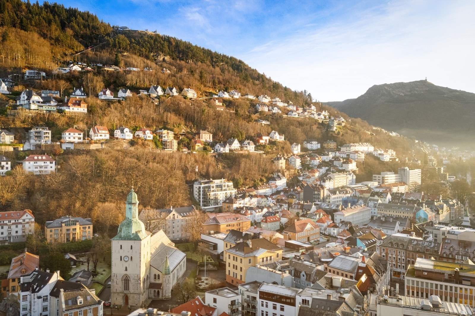 Beliggenheten er perfekt for deg som bil bo sentralt i historiske omgivelser med byen, kulturen og byfjellene rett rundt hjørnet Galleribilde