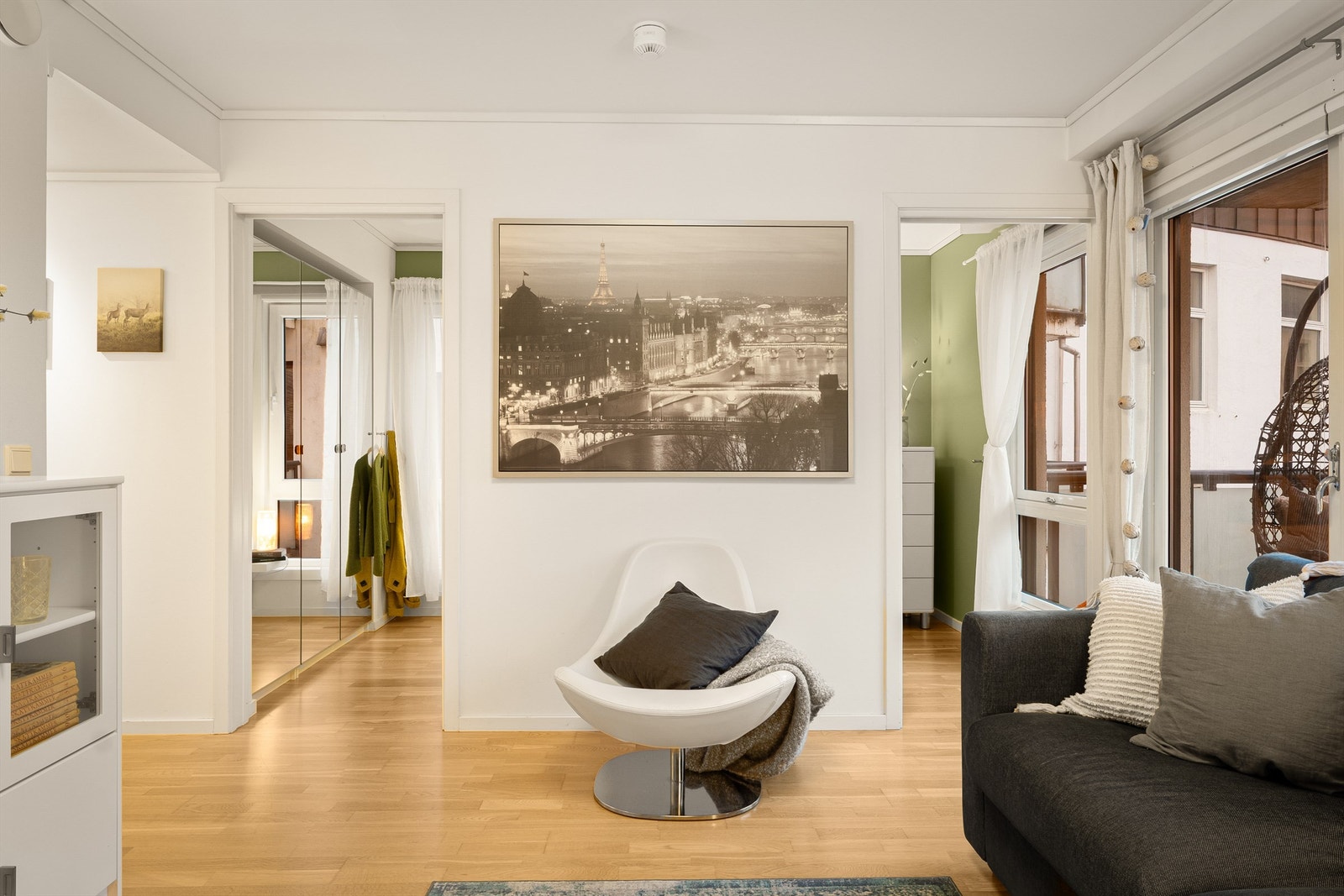 De to dørene går inn til soverommet Galleribilde