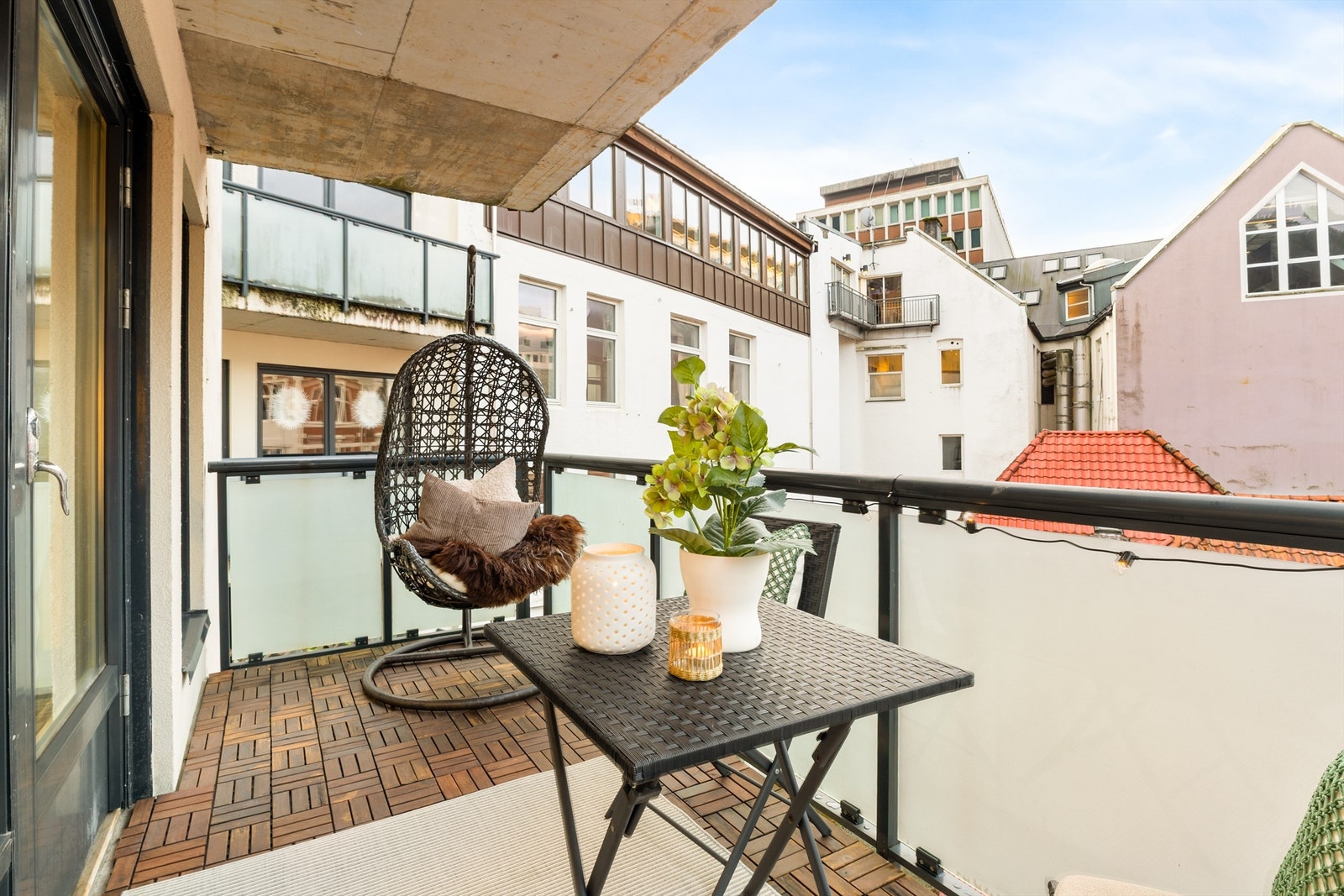 Balkongen som er på 7 kvm, er vestvendt og vender ut mot stille bakgård Galleribilde