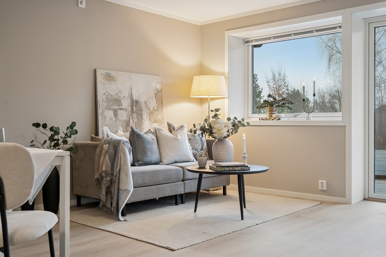 Stuen har gode lysforhold fra de store vindusflatene. Galleribilde