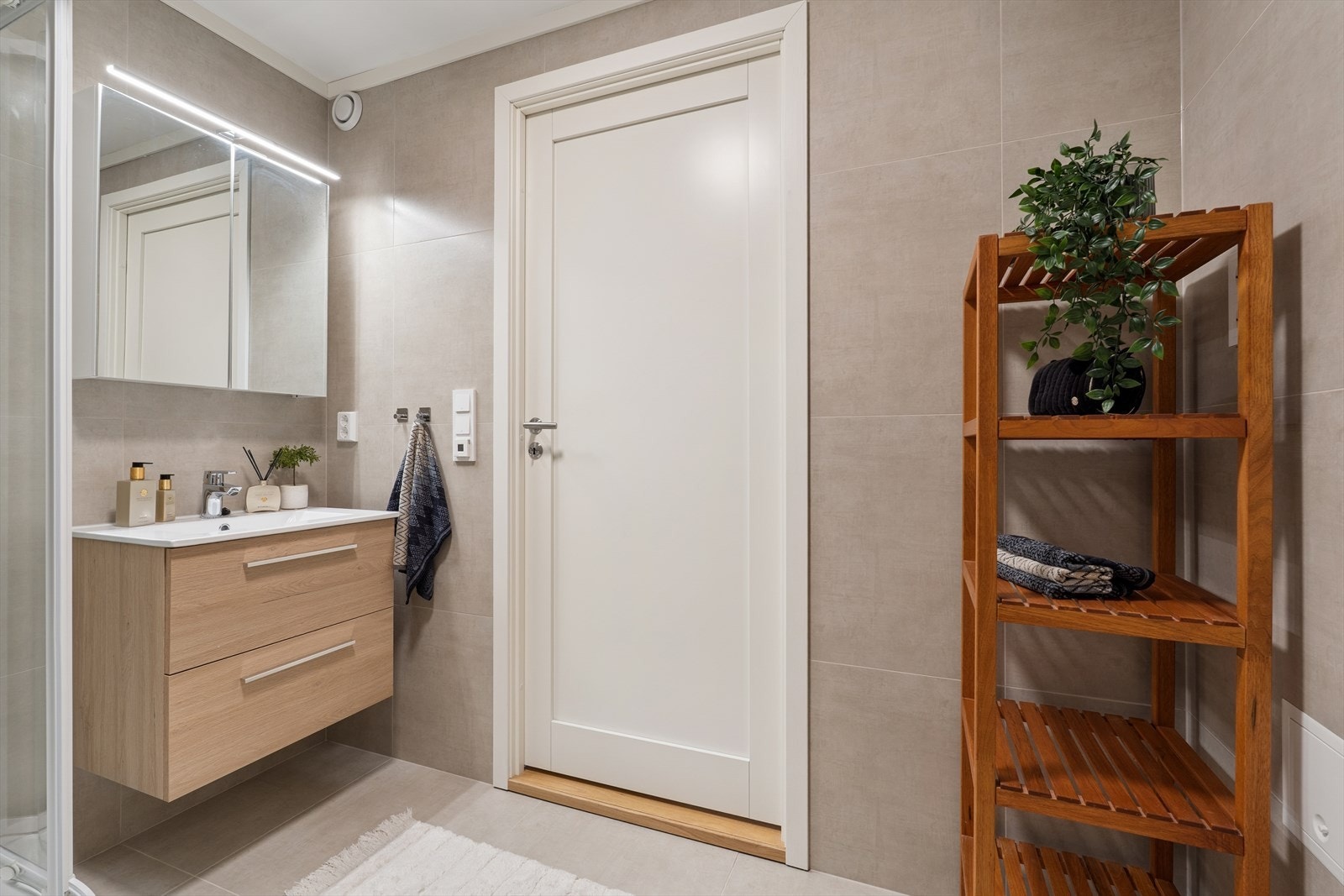 Badet, som også fungerer som vaskerom, er fra 2023. Galleribilde