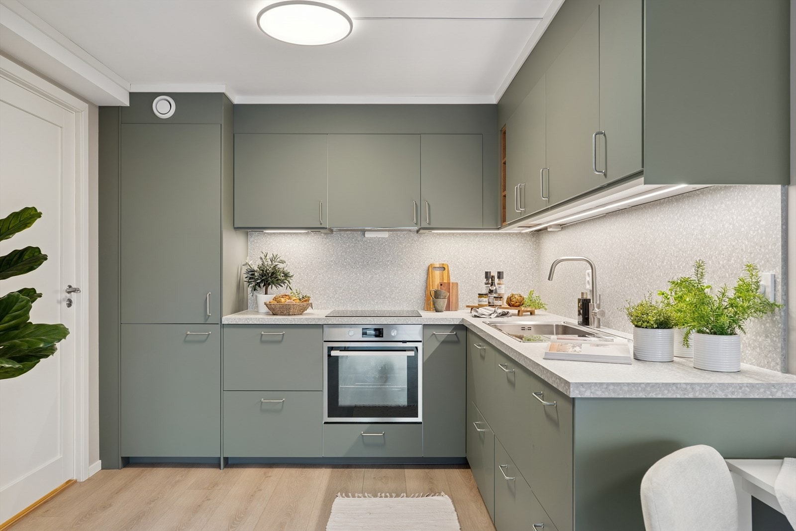 Kjøkkenet har frittstående og integrerte hvitevarer. For sikkerhet er det montert komfyrvakt og en automatisk vannstopper i vaskeskapet. Avtrekket skjer via en kjøkkenventilator som fører luften ut. Galleribilde