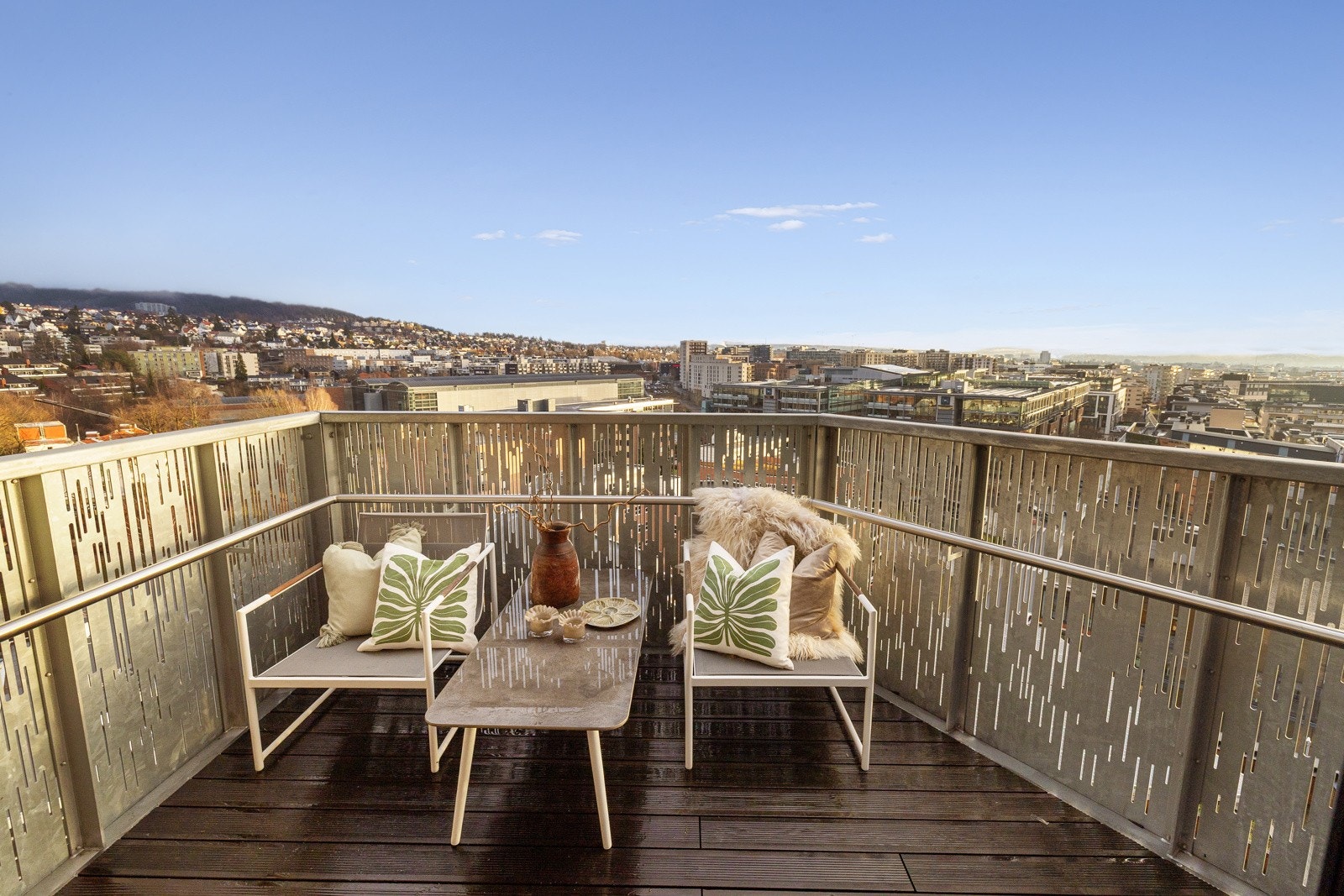 Du har god plass til sittegruppe, grill og beplantning (tillatt med elektrisk grill). Galleribilde