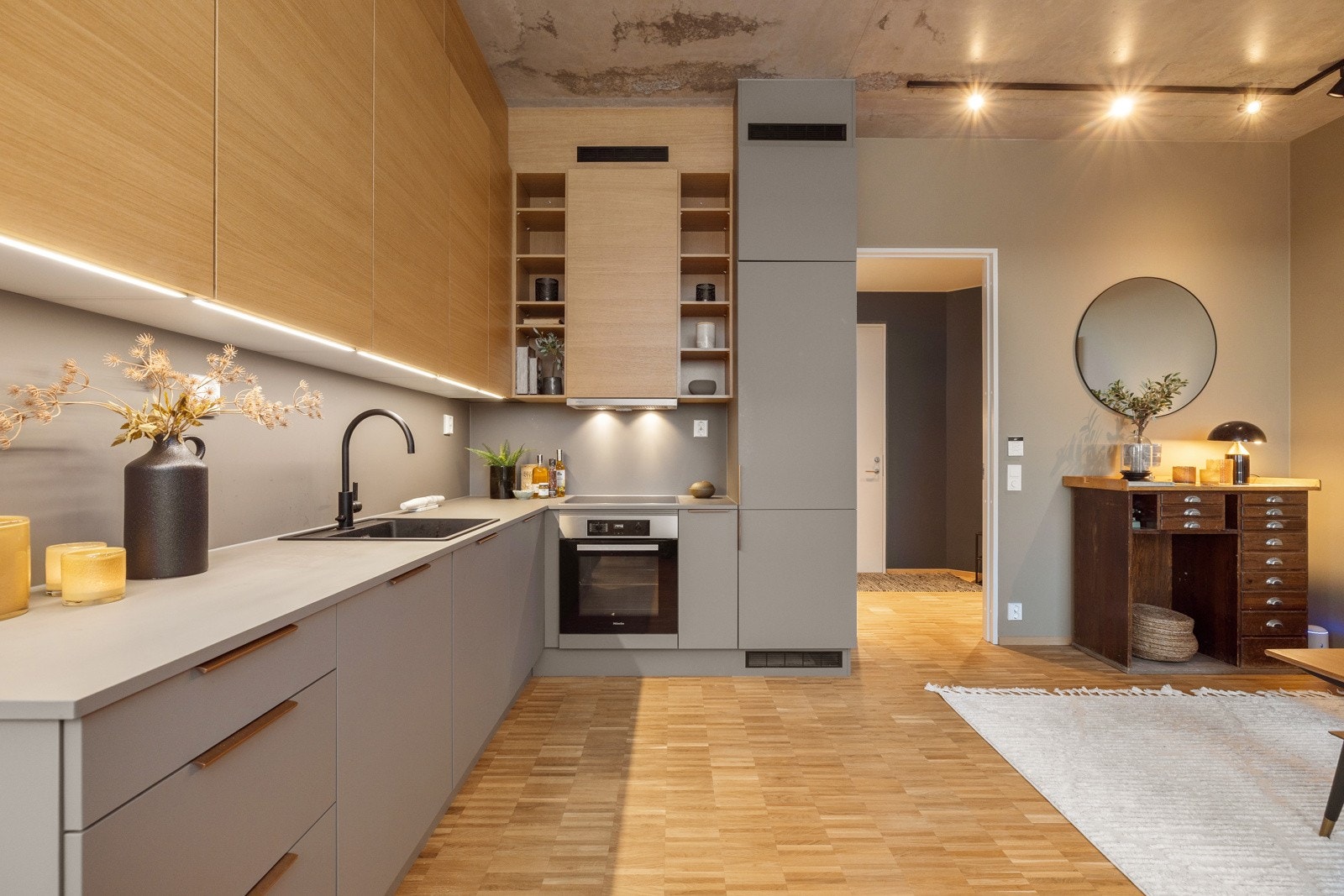 Kjøkkenet har godt med oppbevaringsplass i skap og skuffer, og rikelig med arbeidsplass på kjøkkenbenk. Galleribilde