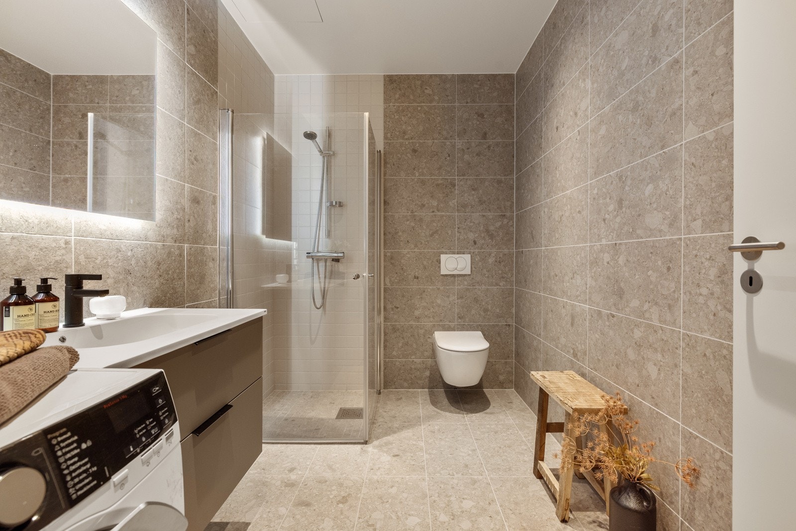 Rålekkert baderom med flotte fliser på vegger og gulv. Galleribilde