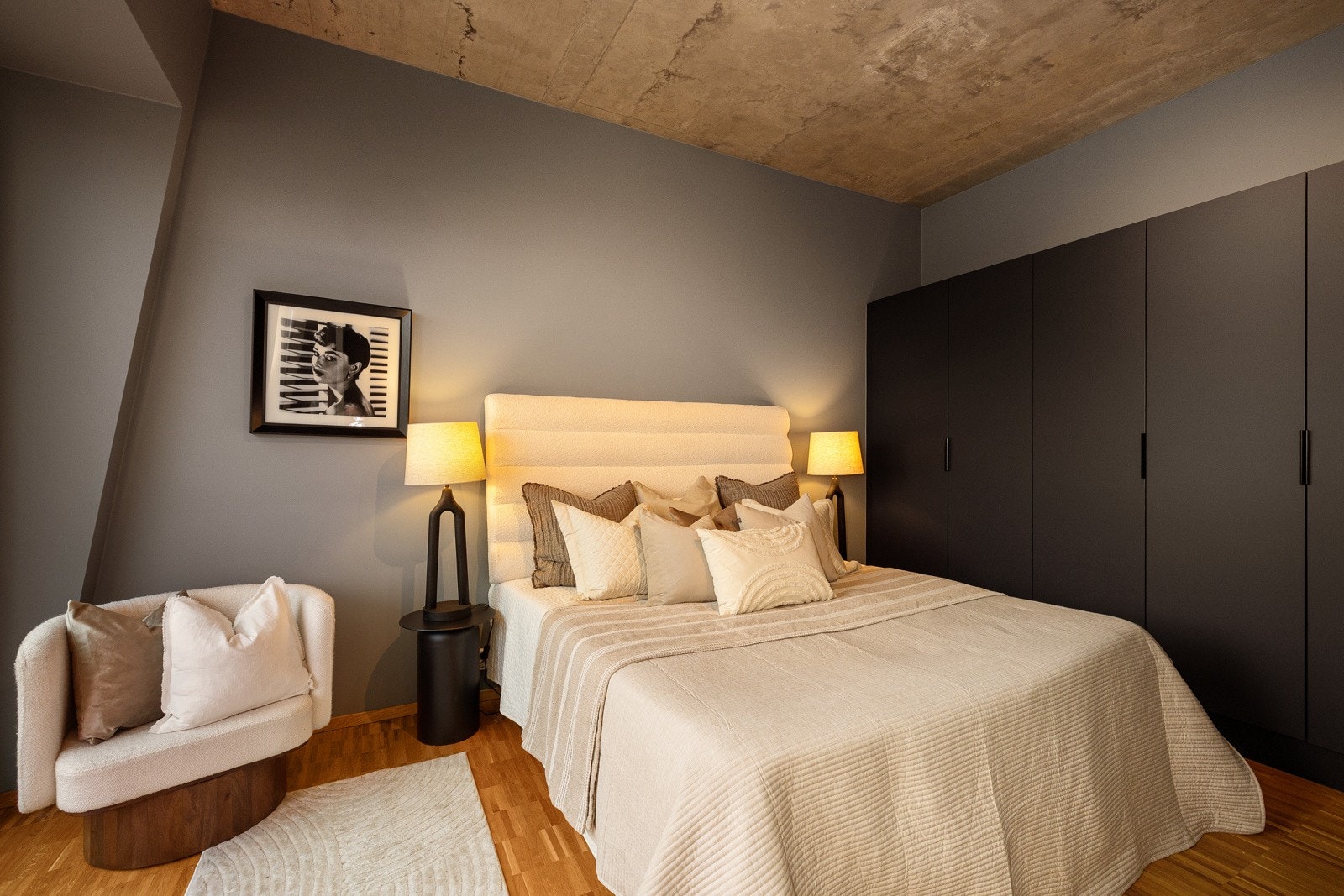 Det er etablert romslige garderobeskap som sørger for rikelig med oppbevaringsplass. Galleribilde