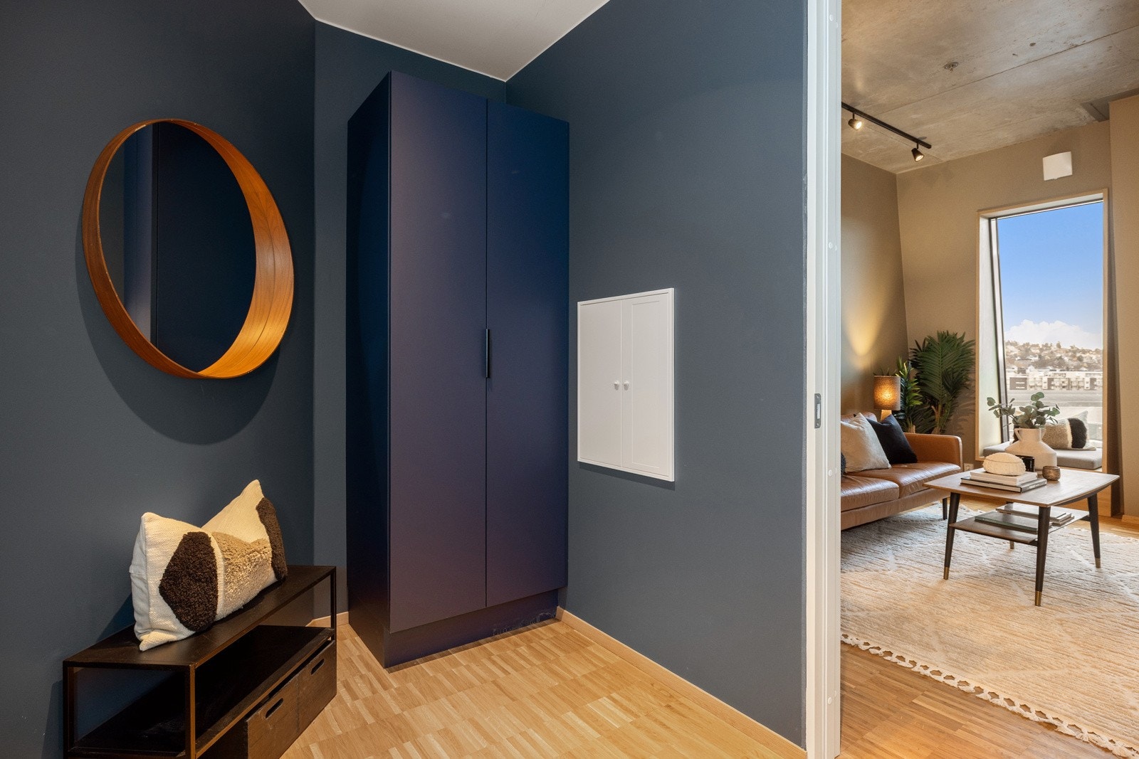 Her er det god plass til å plassere fra deg sko, jakker og yttertøy i medfølgende garderobeskap. Galleribilde