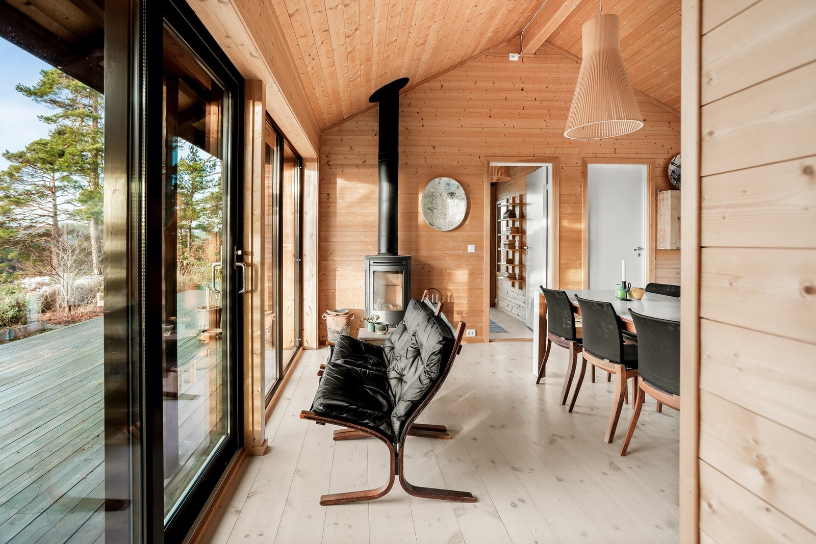 Her får du vakker utsikt over vannet fra hytta Galleribilde