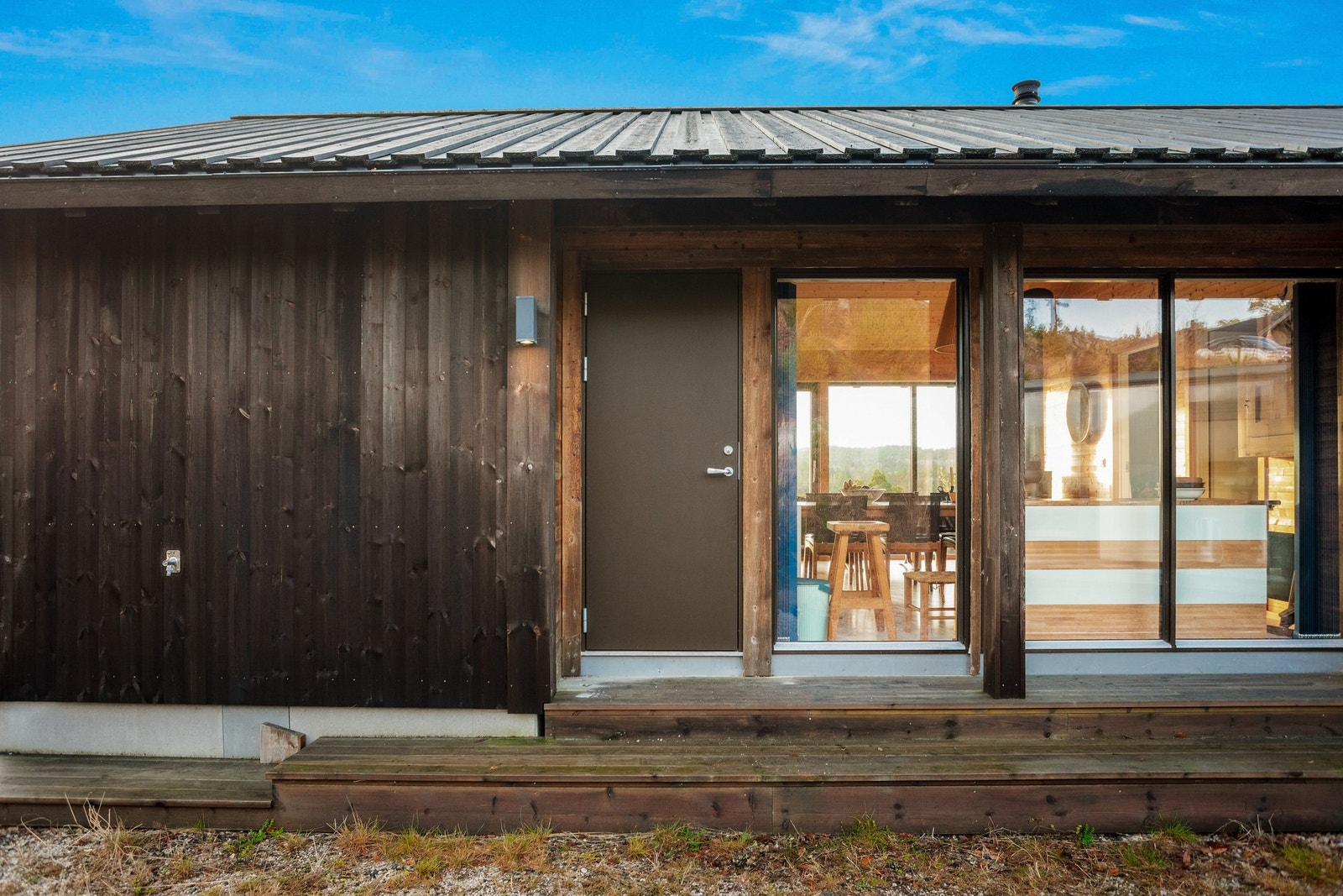 Hytta har store vindusflater som gir en sømløs overgang mellom ute og inne, dette gir også veldig gode lysforhold Galleribilde