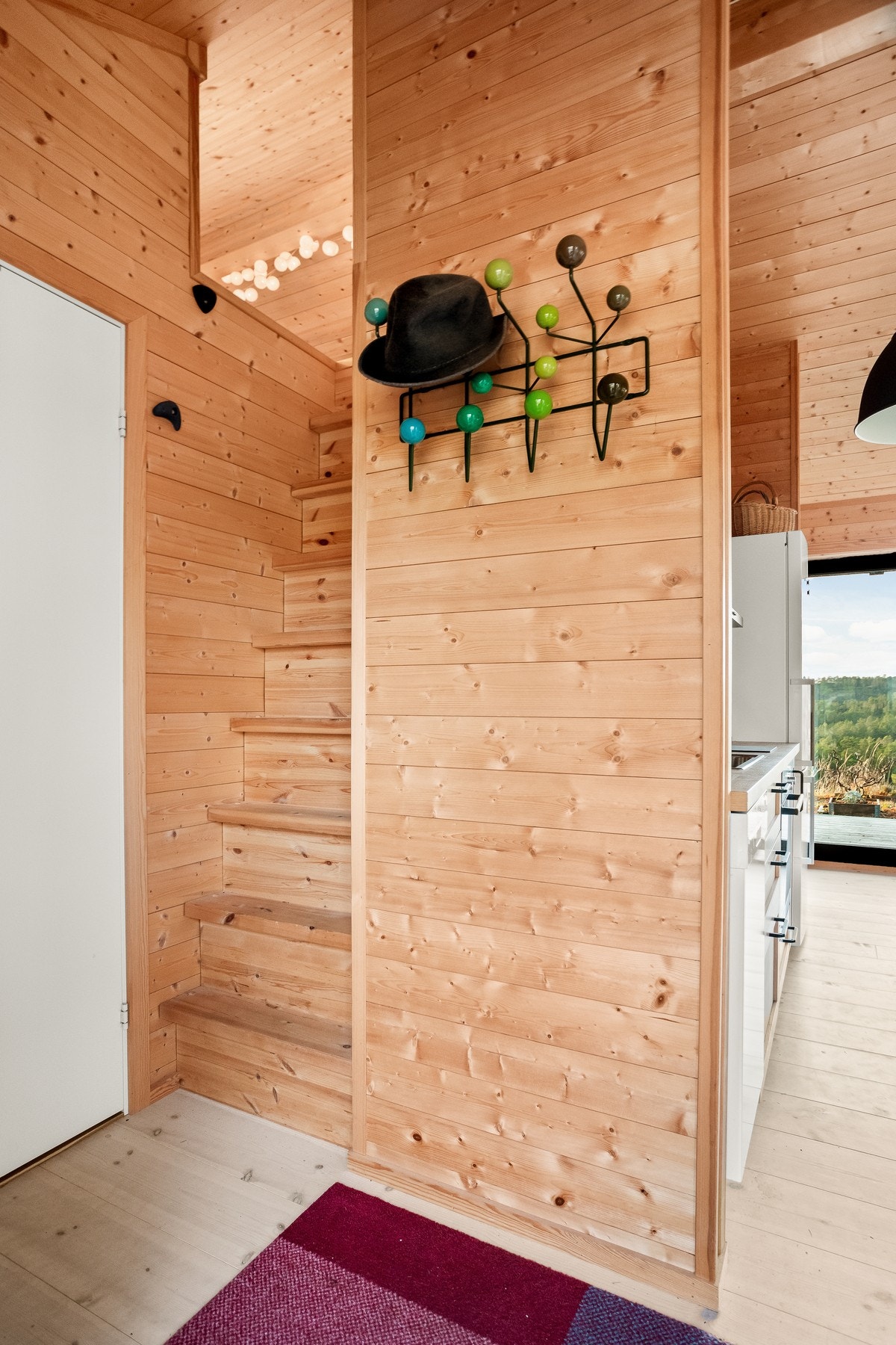 Ved inngangspartiet er det trapp opp til hems og inngang til badet. Galleribilde