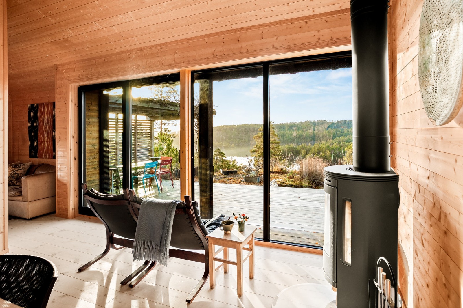 Flott arkitekt tegnet hytte med vakker utsikt over Skarvann. Galleribilde