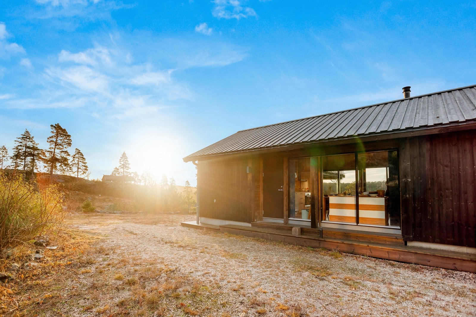 God plass til å parkere biler fremfor hytta. Galleribilde