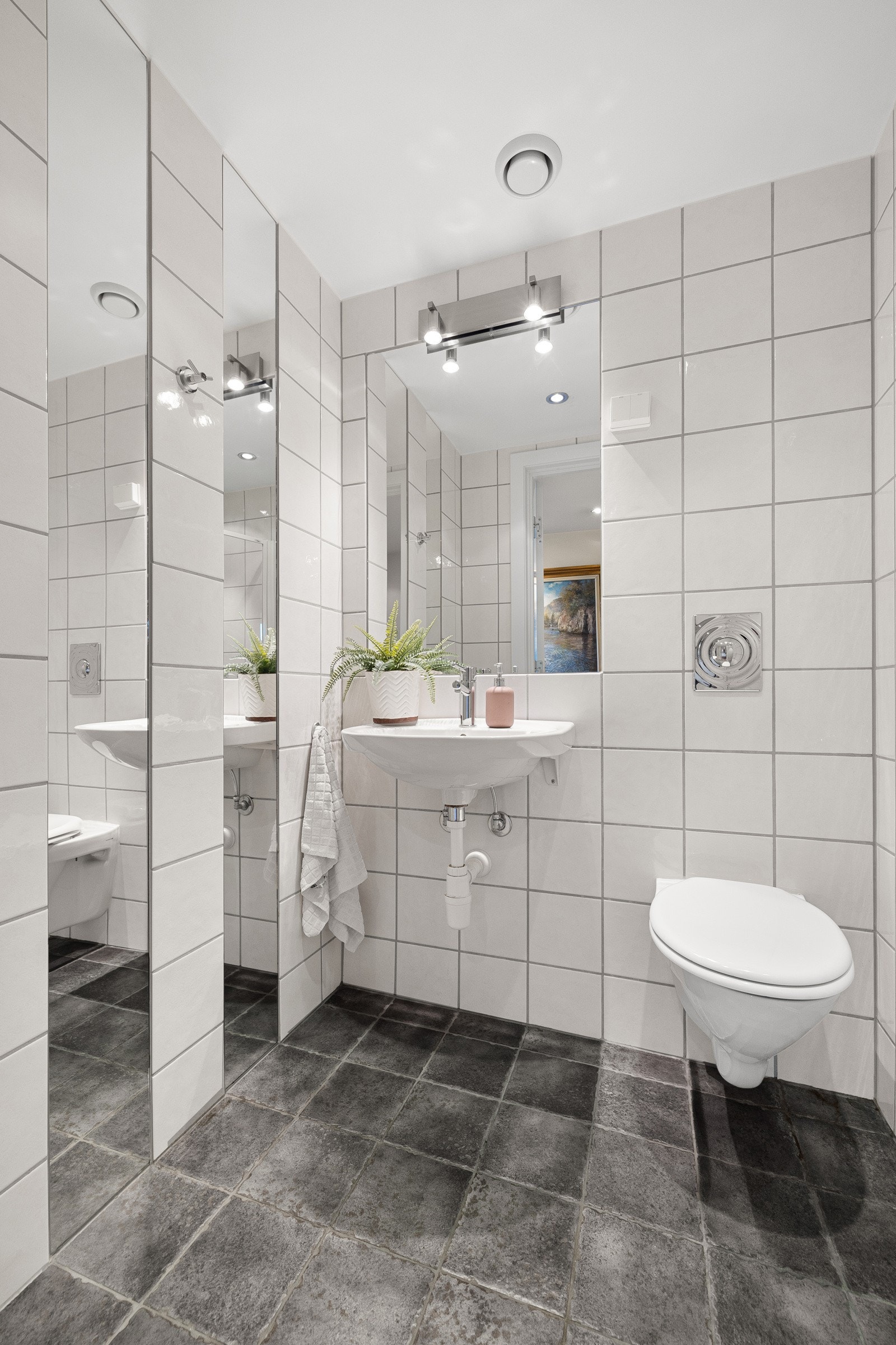 Bad fra 2006 med flislagte vegger og slett himling. Galleribilde