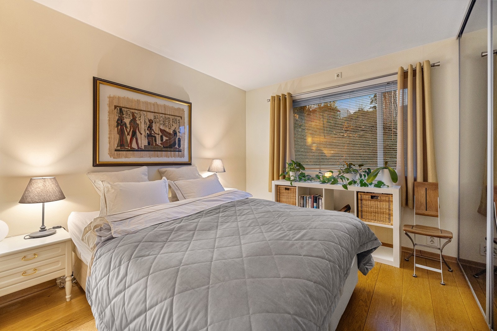 Leiligheten inneholder 2 soverom av god størrelse. Store vinduer og vegger i behagelig farge gir en god atmosfære. Galleribilde