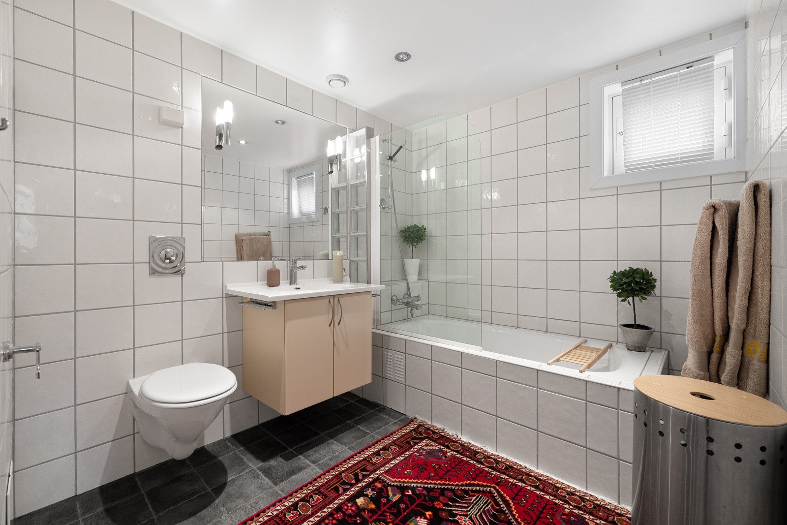 Flott flislagt en-suite bad fra 2006 med vannbåren gulvvarme. Galleribilde