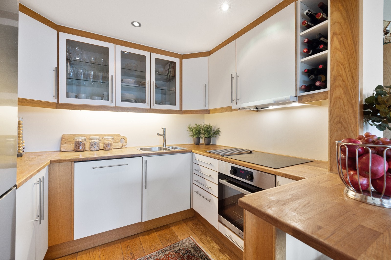 Integrerte hvitevarer og oppvaskmaskin, samt frittstående kjøl/frys. Galleribilde