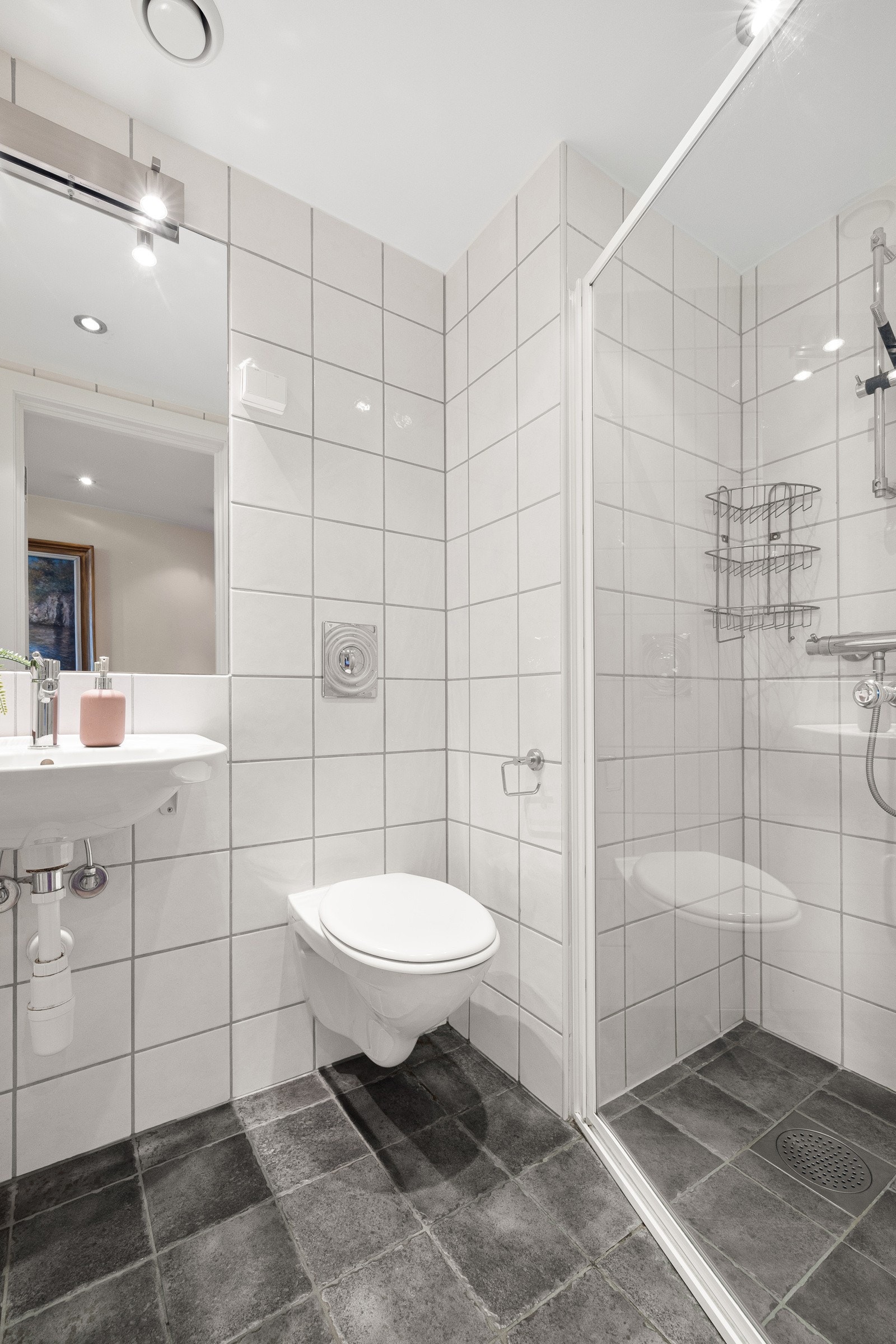 Flislagt gulv med vannbåren gulvvarme. Stor dusjnisje. Galleribilde