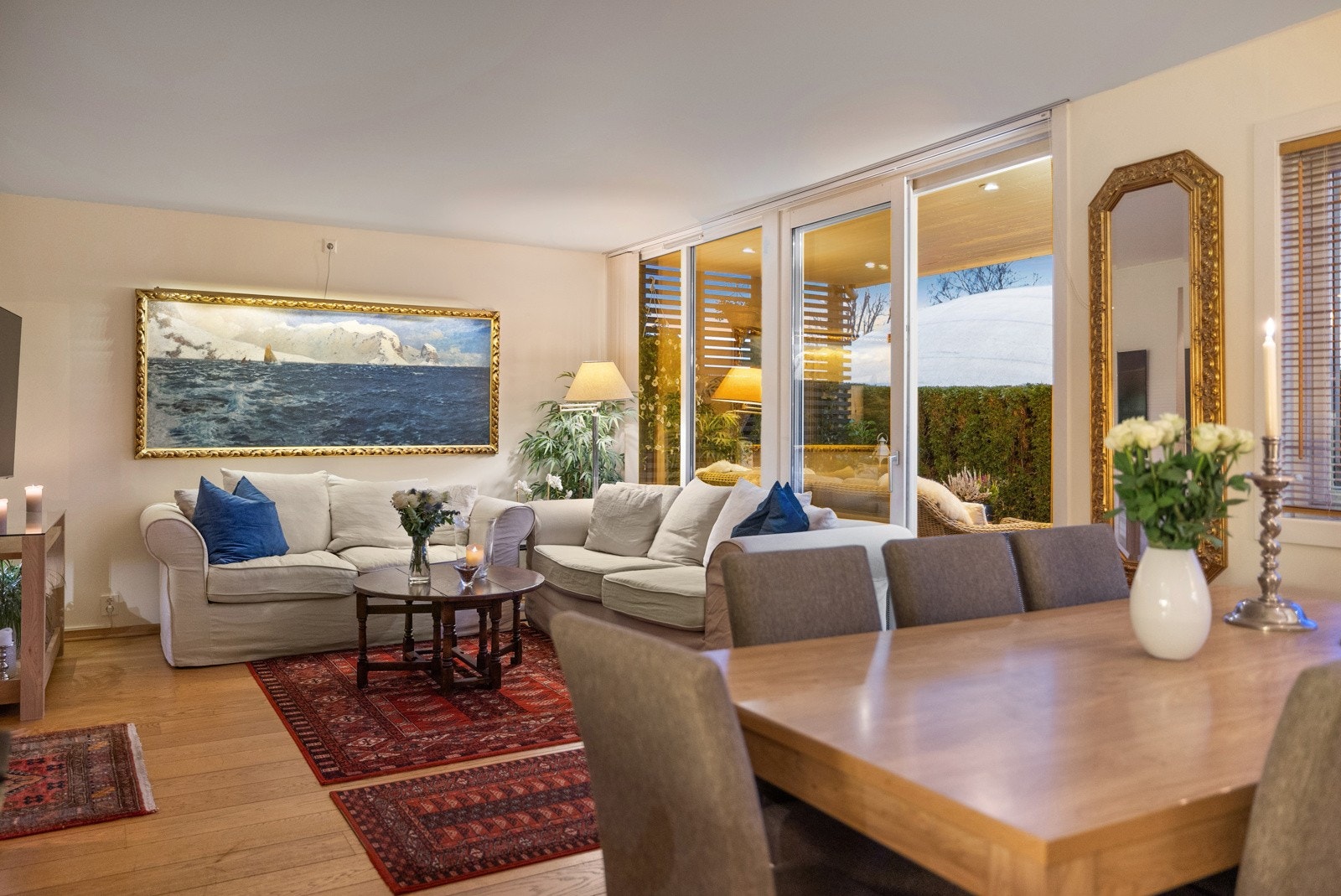 Lys og flott stue med tidsriktige farger som gir en behagelig og lun atmosfære. Galleribilde