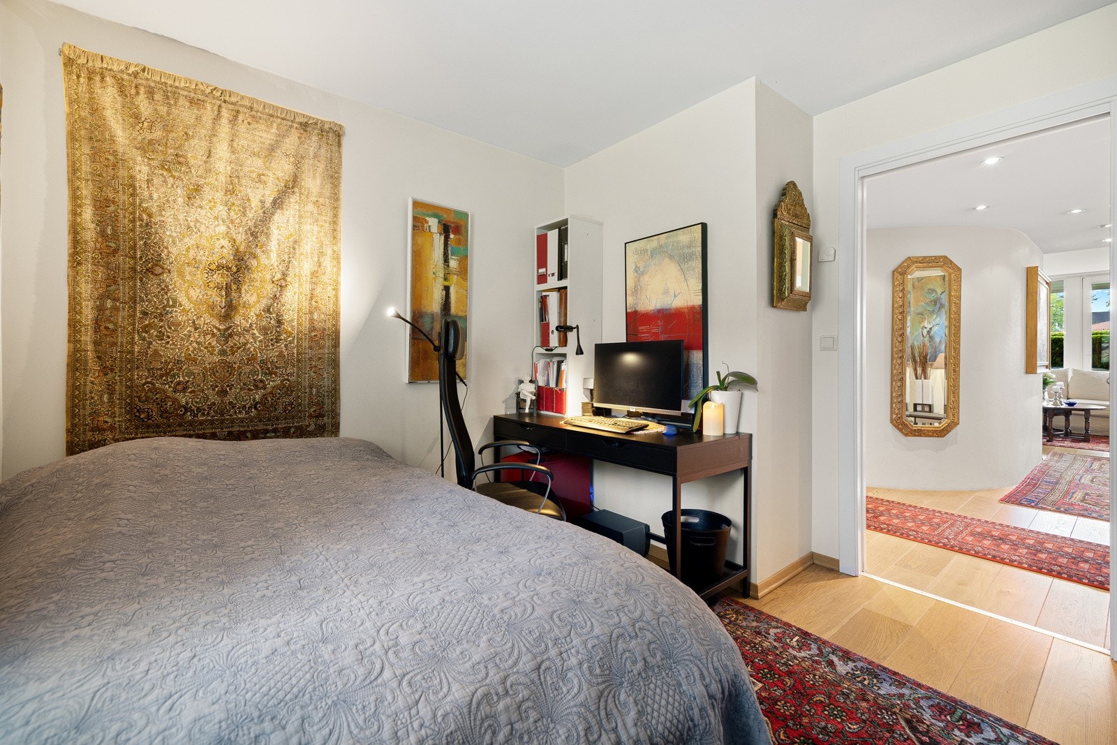 Her har du gode møbleringsmuligheter av dobbeltseng, skrivepult og kommode. Galleribilde