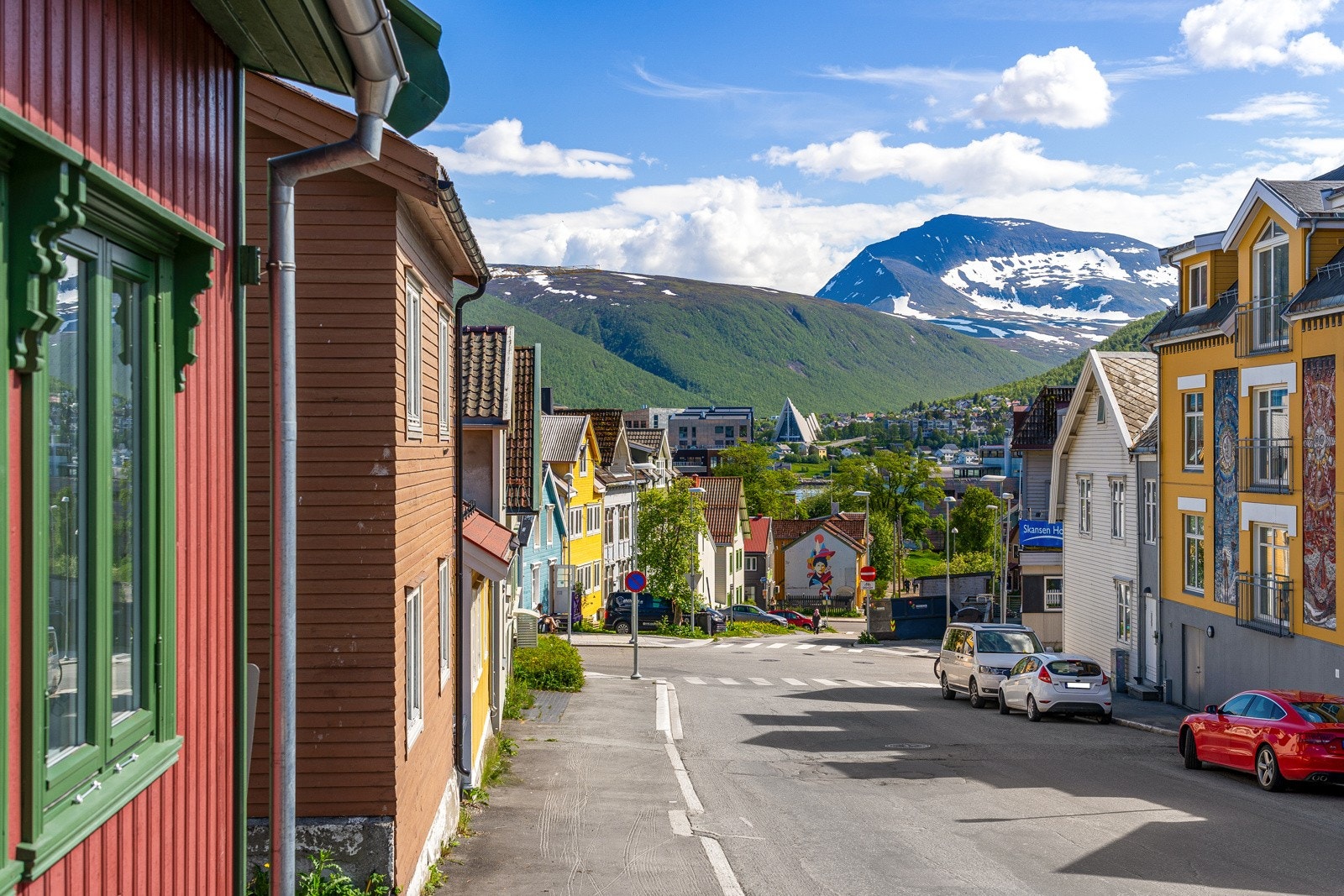 Boligen har en meget sentral beliggenhet noen hundre meter nord for rådhuset, bibliotek og kino. Galleribilde