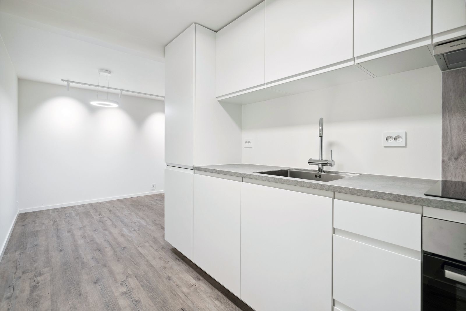 I kjelleretasjen er det også montert kjøkken. Dette arealet er BRA og ikke p-rom da det ikke er vindu som oppfyller lyskrav. Galleribilde