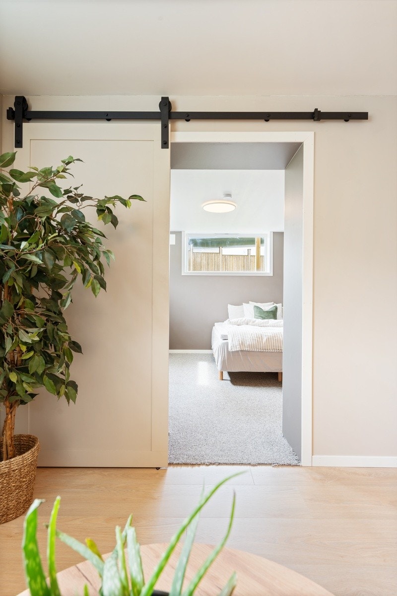 Stue ser inn på soverom Galleribilde