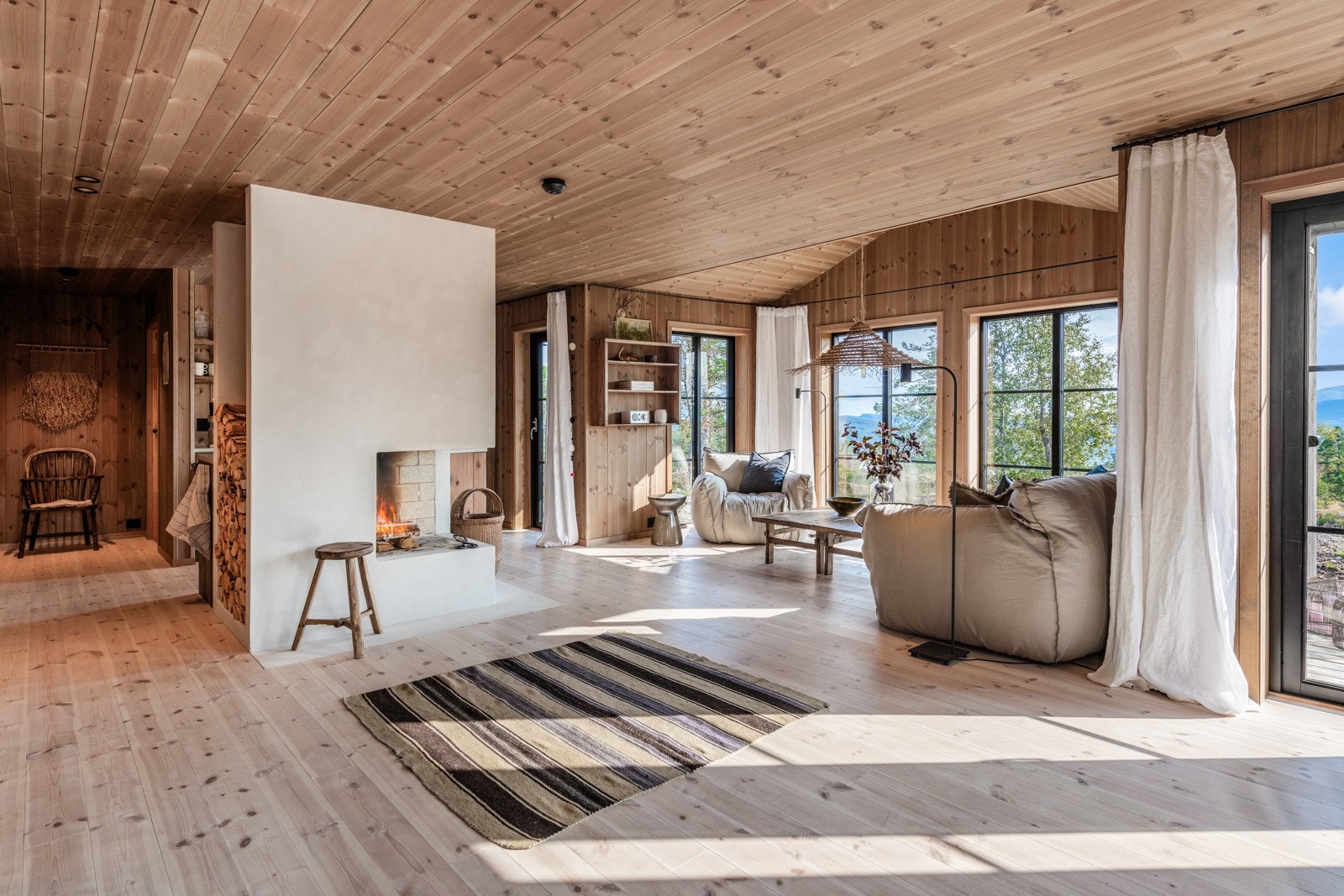 Lyst og fint rom som innbyr til hyggelig samvær med venner eller hele familien Galleribilde