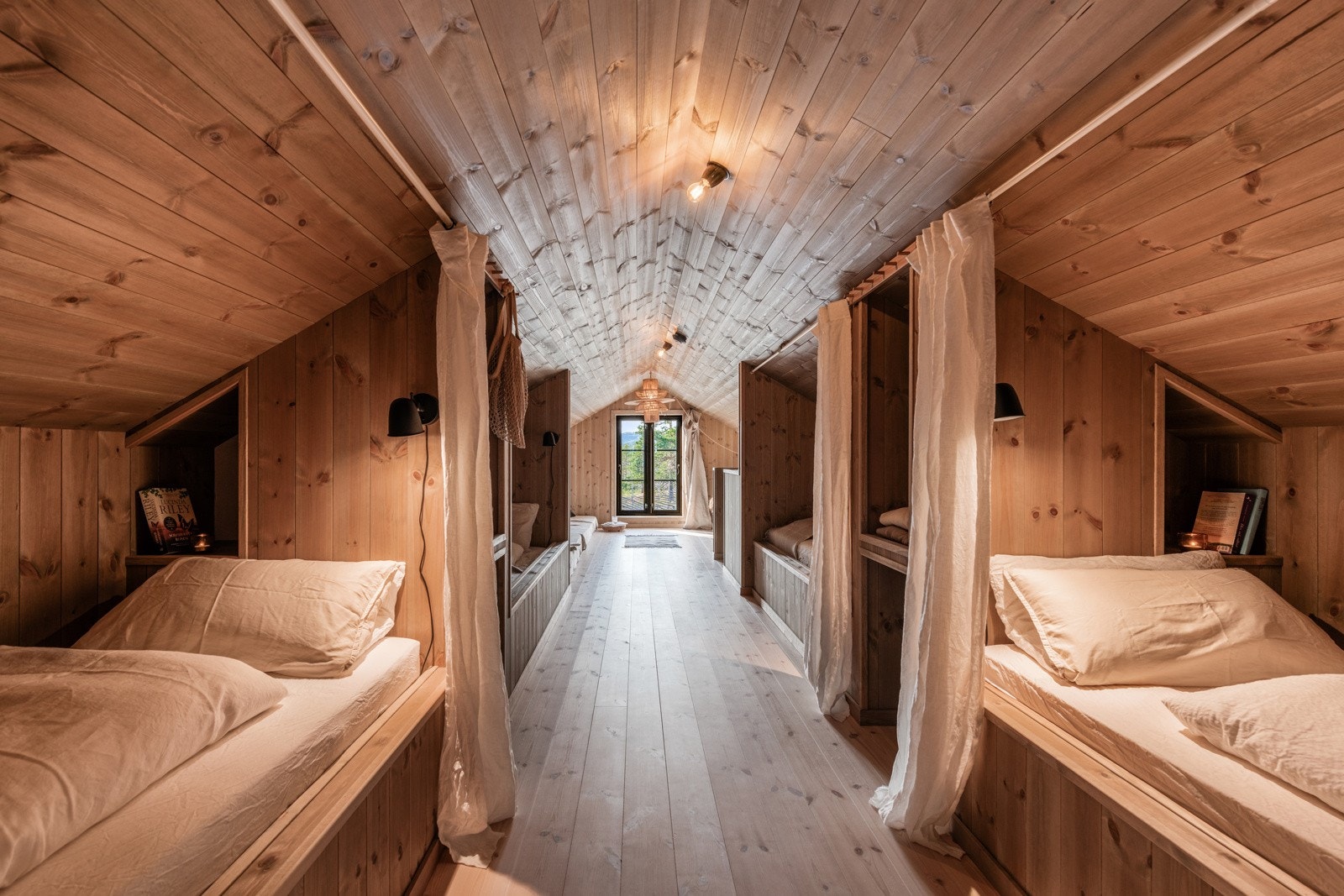 Plassbygde senger med egen hylle og gardin Galleribilde